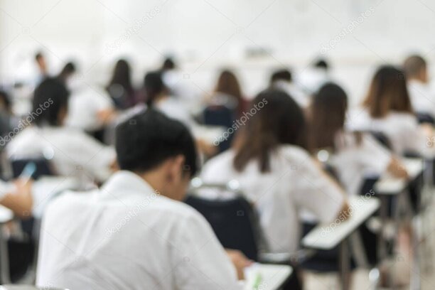 Estudiantes revisando la convocatoria de admisión en una universidad