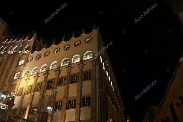 Estudiantes caminando por el campus universitario