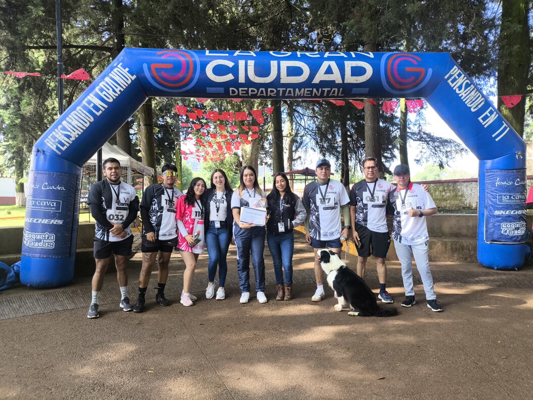 Jóvenes jugando un deporte en la universidad