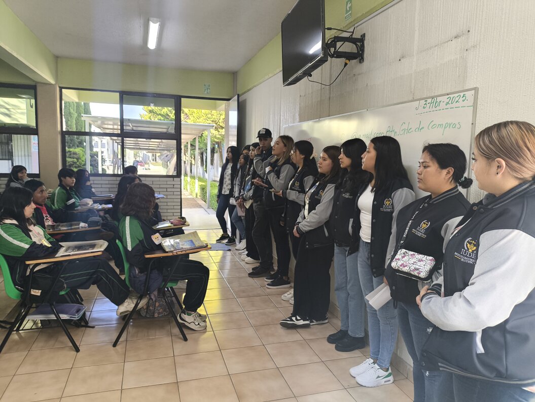 Estudiantes universitarios participando en una campaña solidaria