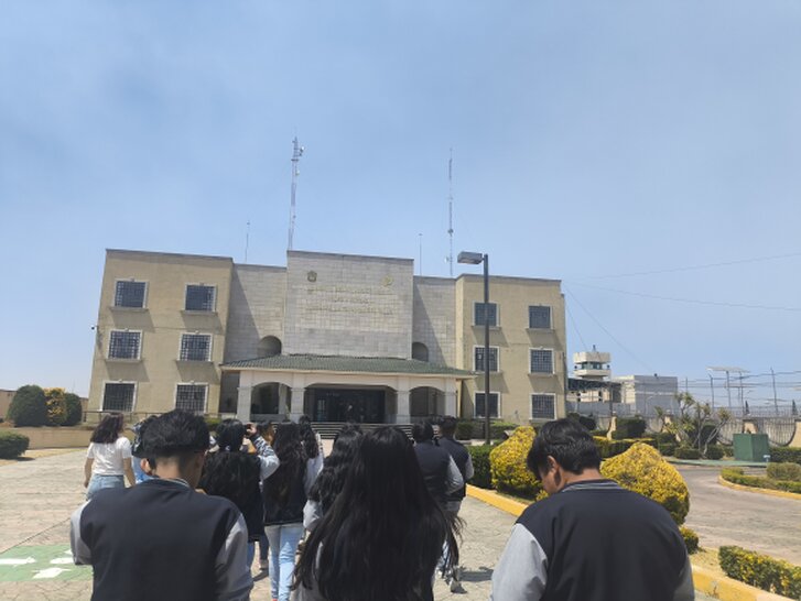 Grupo de estudiantes en una visita académica a una empresa