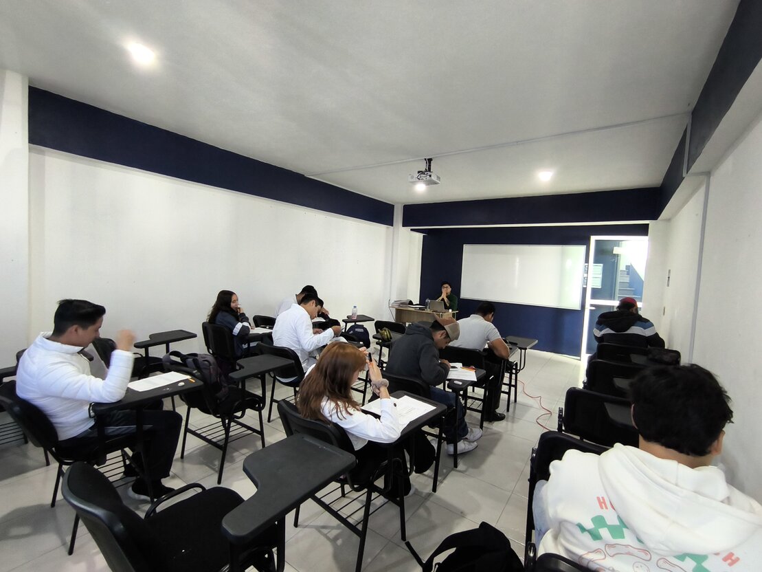 Estudiantes en clases vespertinas en la universidad