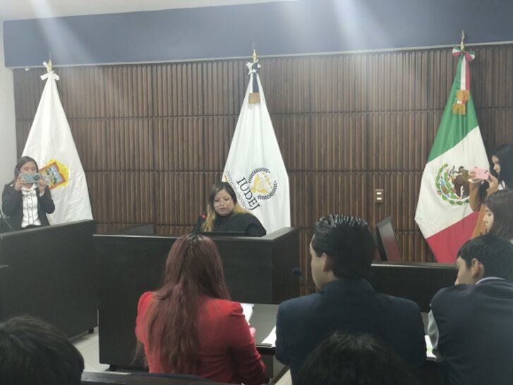 Estudiante universitario realizando prácticas profesionales