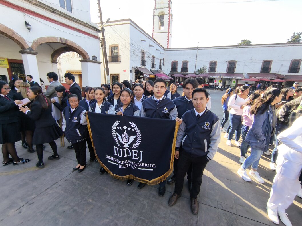 Estudiantes participando en un evento cultural universitario
