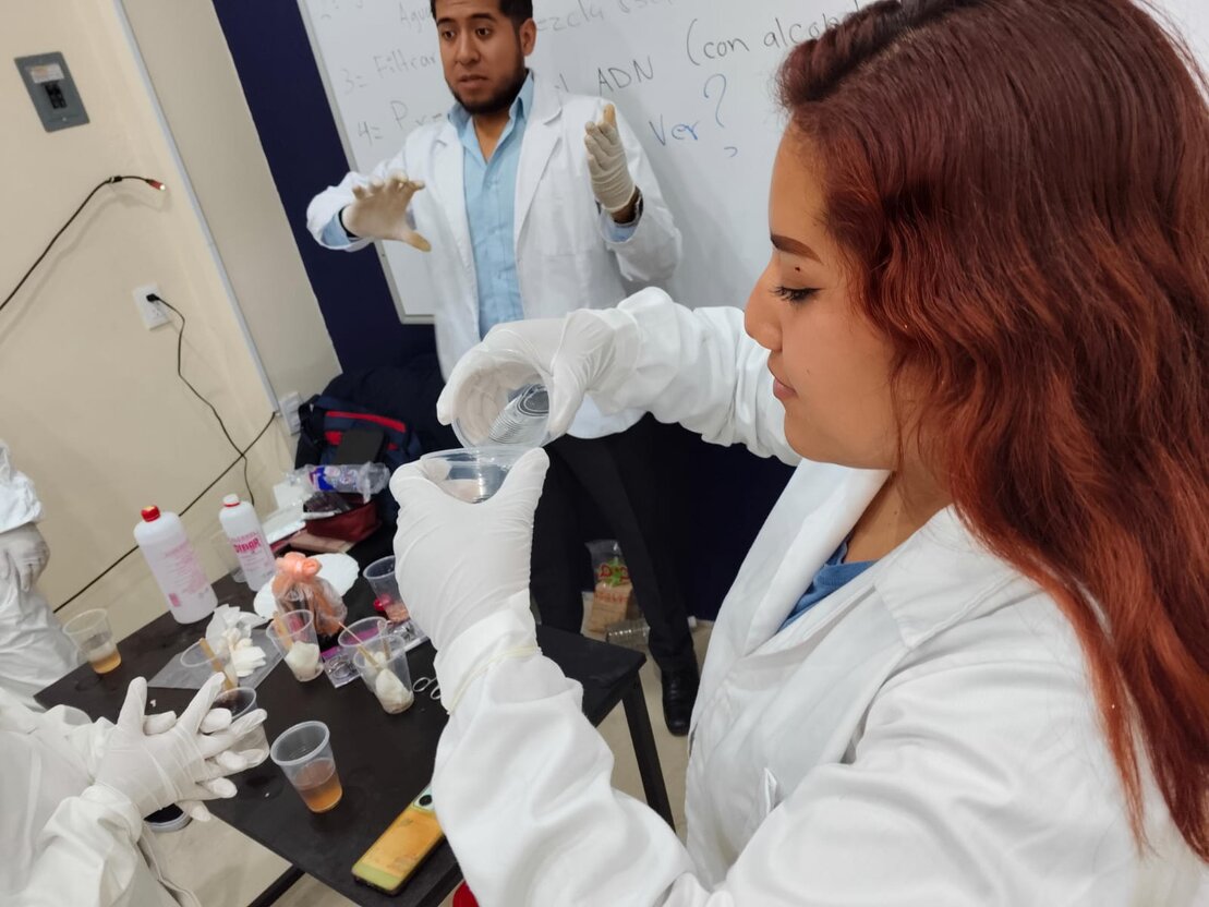 Docente universitario impartiendo clase a un grupo de estudiantes