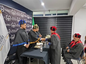 Profesionales de posgrado conversando en un aula universitaria